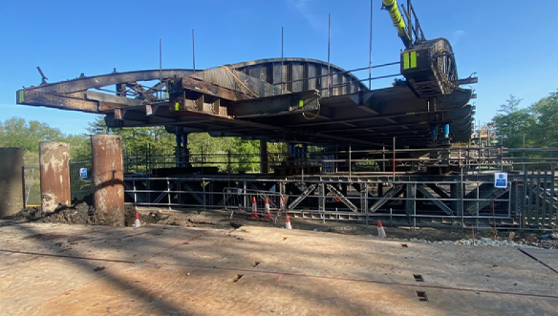 Engineering against time:lifting Nuneham Viaduct